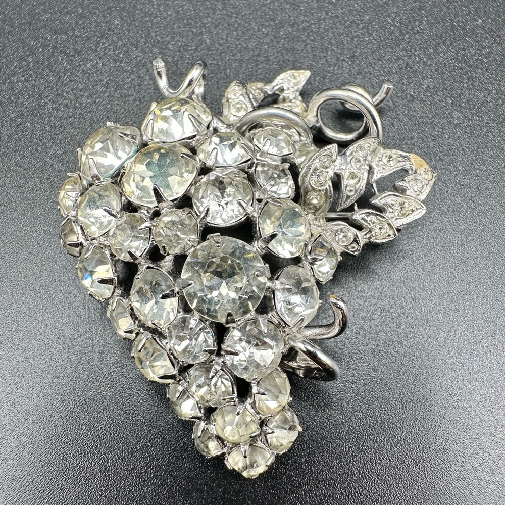 Vintage grapes 🍇 crystal rhinestone silver tone pin brooch